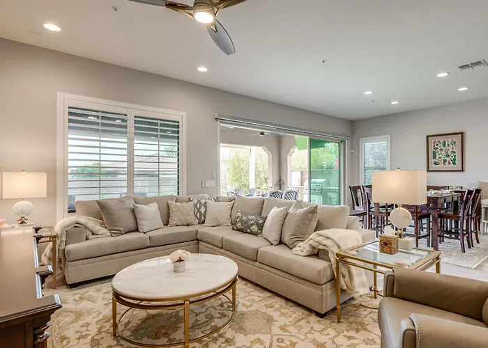 Elegant W/ Various Perks In Peoria! Holiday home *