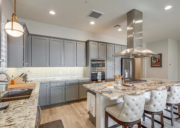 Elegant W/ Various Perks In Peoria! Holiday home *