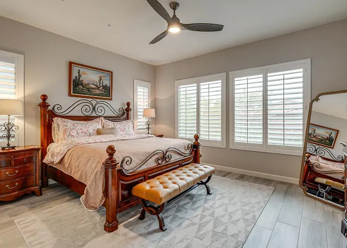 Elegant W/ Various Perks In Peoria! Holiday home