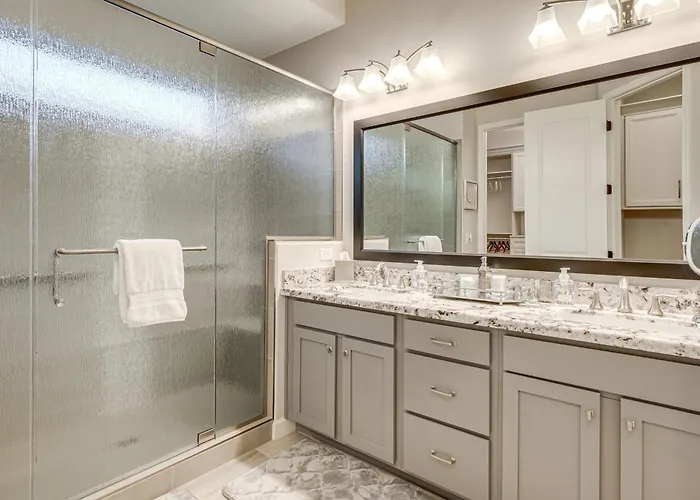 Elegant W/ Various Perks In Peoria! *