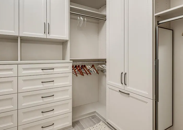 Elegant W/ Various Perks In Peoria! *