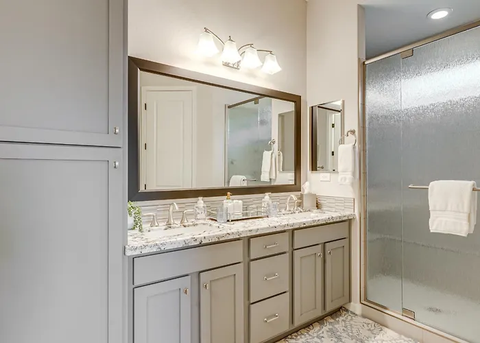 Elegant W/ Various Perks In Peoria! Holiday home Peoria