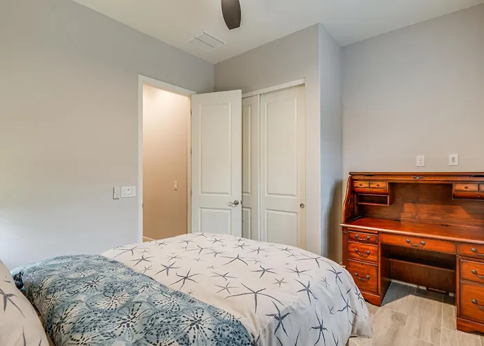 Elegant W/ Various Perks In Peoria! Holiday home