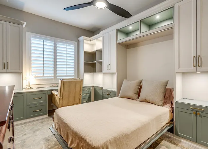 Holiday home Elegant W/ Various Perks In Peoria! Peoria