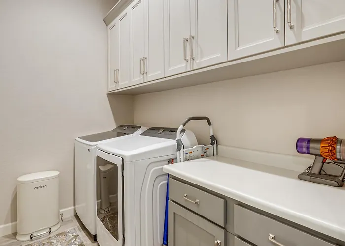 Elegant W/ Various Perks In Peoria! Holiday home Peoria